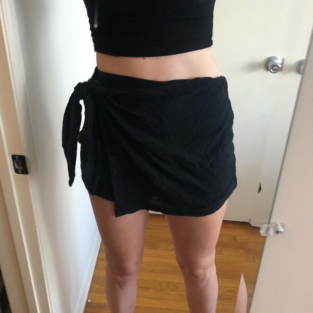 Black side-tie skort - size medium
